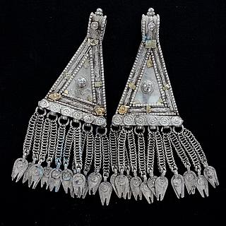 Pair of Yemeni triangular pendants 03.05.1311