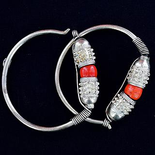 Pair of "dufüf" earings from Sur 03.04.127