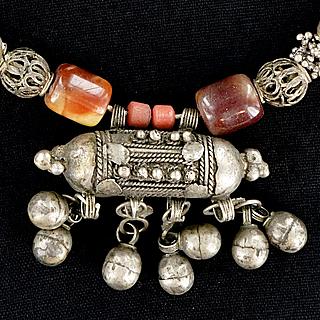 Yemeni silver necklace with "Hirz" amulet box 03.01.1342