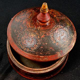 Splendid old medium sized spice box 09.02.1241