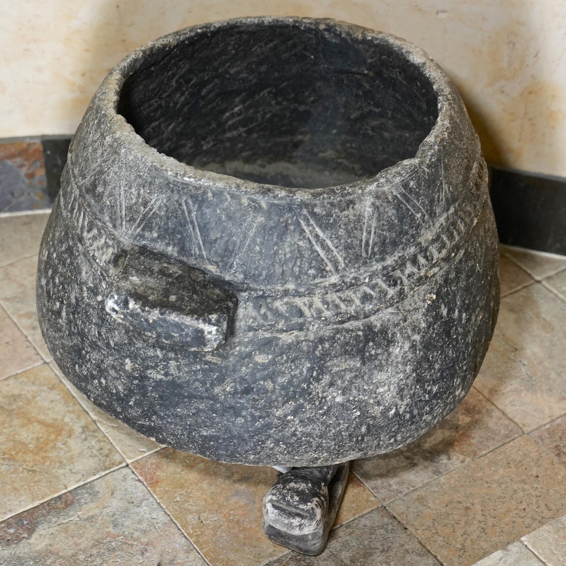 Small stone cooking pot (14.04.2032) - Ethnic Design - Collection Reto  Zehnder
