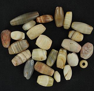Set of 23 white and brown agate beads 05.04.972