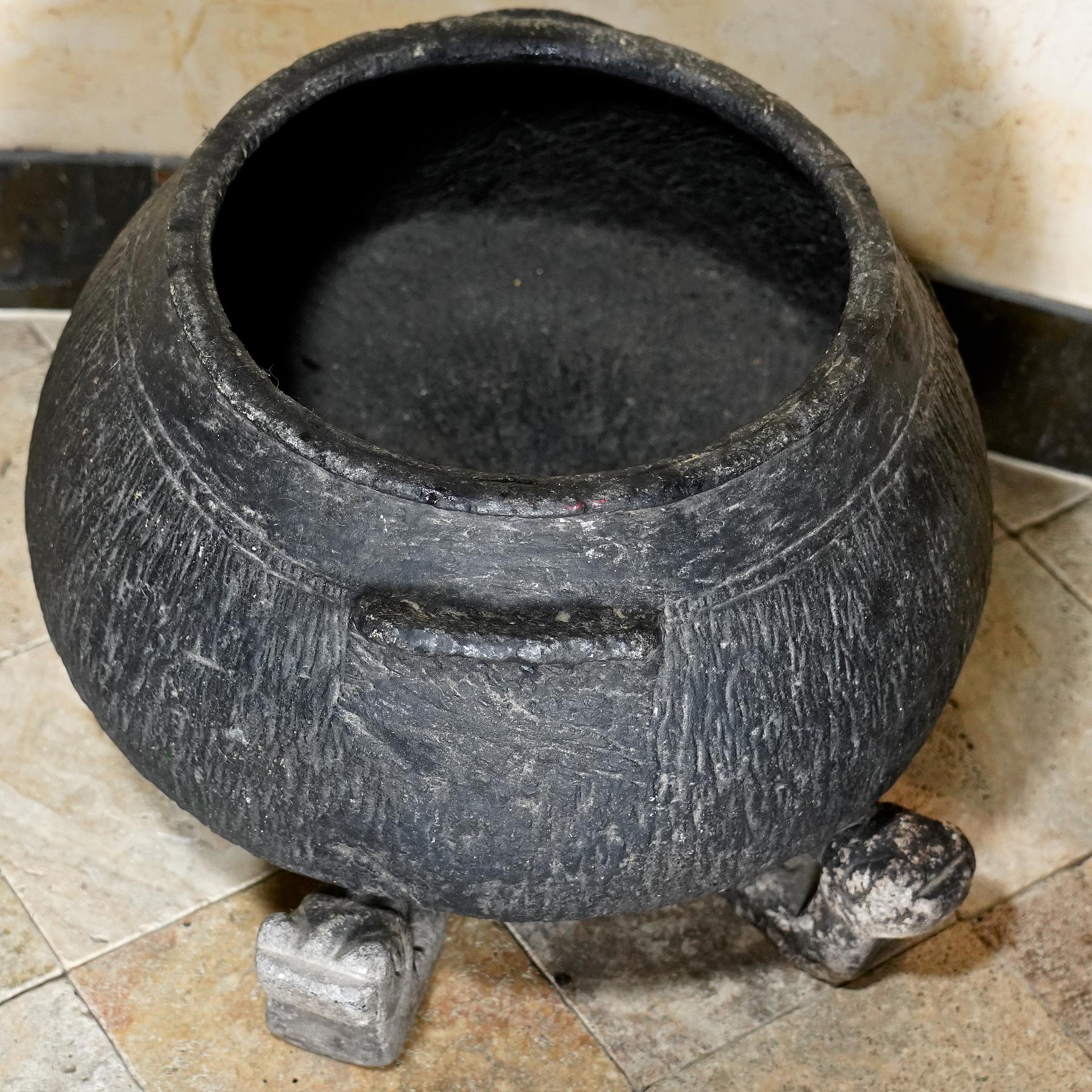 Small stone cooking pot (14.04.2032) - Ethnic Design - Collection Reto  Zehnder