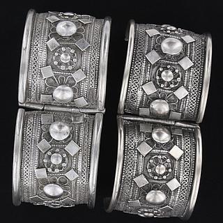 Pair of hinged Rashaïda cuffs 02.01.425