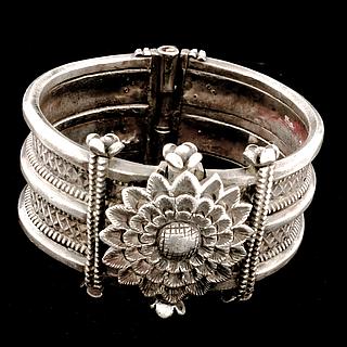 Hinged silver bracelet with lotus flower 04.04.1823