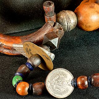 Ethiopian amulet necklace with two warthog tusks 02.04.1348