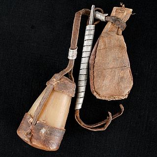 Turkana snuff bag and horn salt keeper 21.03.1627