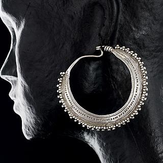 Pair of earrings of unknown origin 03.04.1070