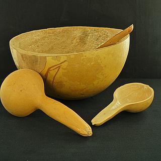 One calabash bowl and three spoons 09.01.1675