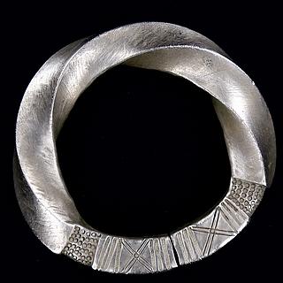 Heavy twisted bracelet in white metal - Mali 01.01.824