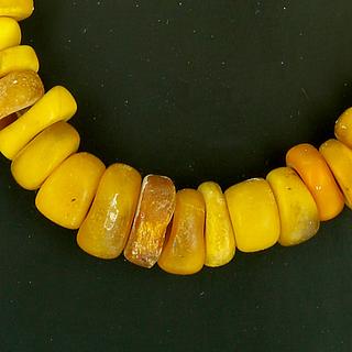 Strang of 72 small amber beads 05.05.359