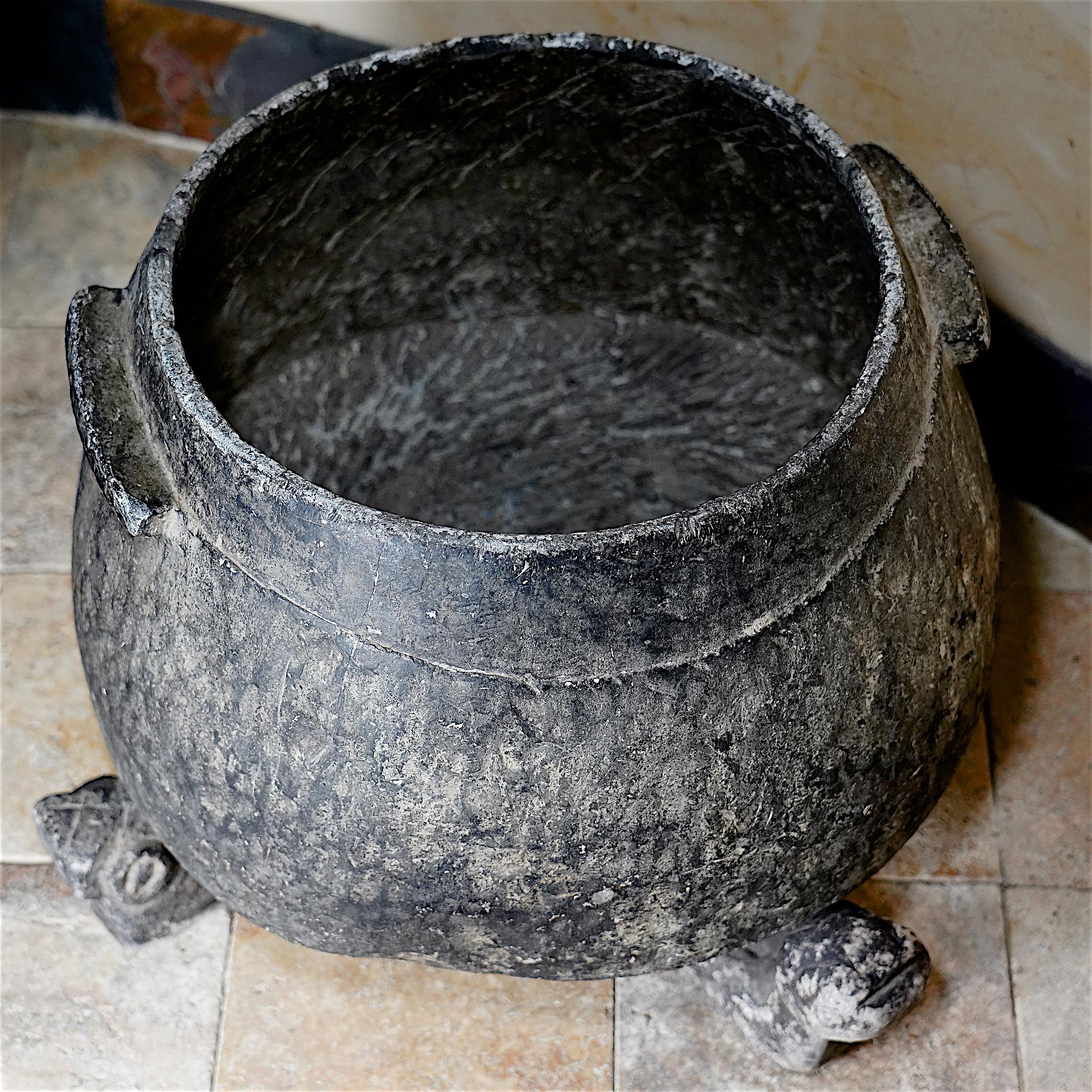 Small stone cooking pot (14.04.2032) - Ethnic Design - Collection Reto  Zehnder