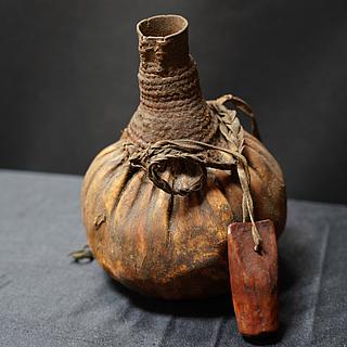 Small stone cooking pot (14.04.2032) - Ethnic Design - Collection Reto  Zehnder