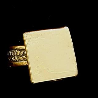 Brass finger ring with rectangular top 01.05.875