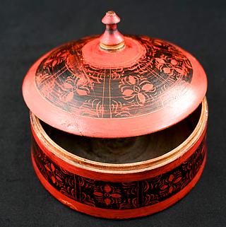 Medium sized spice box 09.02.1230