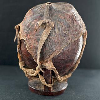 Wooden bowl on three legs 09.04.1728