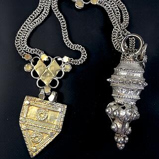 Pair of Omani "galâmîyât" earrings and headdress chain 03.04.121