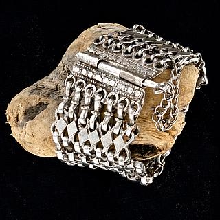 Hinged bracelet made of links - India 04.04.1930