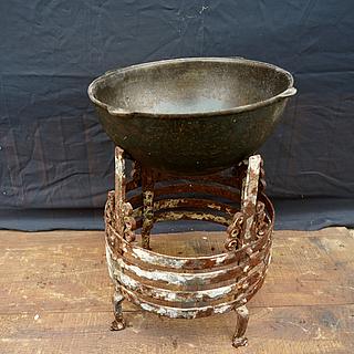 Iron cooking pot with stand 16.01.2013