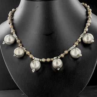 Ethiopian necklace with 8 large silver beads 02.03.523