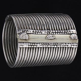 Heavy, hinged Ethiopian  cuff "Dirmi" 02.02.435